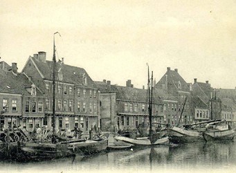 <p>Foto van omstreeks 1900 van de aaneengesloten bebouwing met woon- en pakhuizen tegen de buitenzijde van de stadsmuur aan de Buitenkant. De onderzochte bebouwing is uiterst rechts weergegeven. Het hogere bouwdeel A had destijds op de begane grond nog de oorspronkelijke gevelindeling behorend bij een woonbestemming. <br />
Opvallend op deze foto is verder dat de bebouwing bestaat uit lagere tegen de stadsmuur gebouwde overstekhuisjes met op enkele plaatsen hogere panden. Bouwhistorisch onderzoek lijkt er tot dusver op te wijzen dat de lagere bebouwing het oudst is en dat bij latere nieuwbouw gekozen werd voor een extra verdieping in combinatie met sloop van de stadsmuur ter plaatse.   </p>
